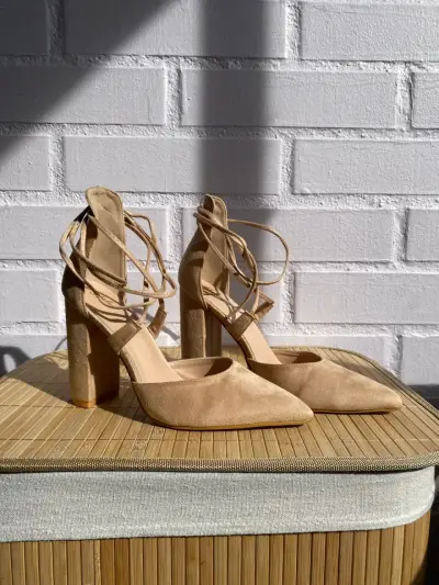 Tacones beige con tiras cruzadas - miniatura 2