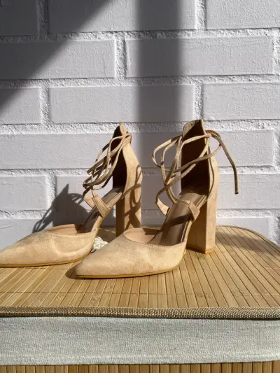 Tacones beige con tiras cruzadas - miniatura 3