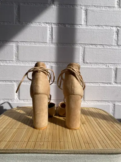 Tacones beige con tiras cruzadas - miniatura 4