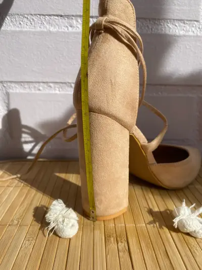 Tacones beige con tiras cruzadas - miniatura 5