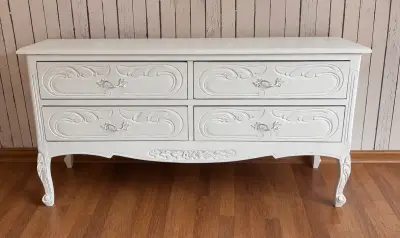 Cómoda vintage blanca con cajones decorativos - miniatura 1