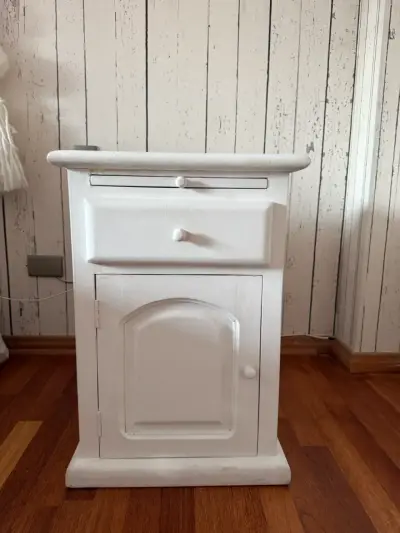 Velador blanco de madera con cajón y puerta - miniatura 1