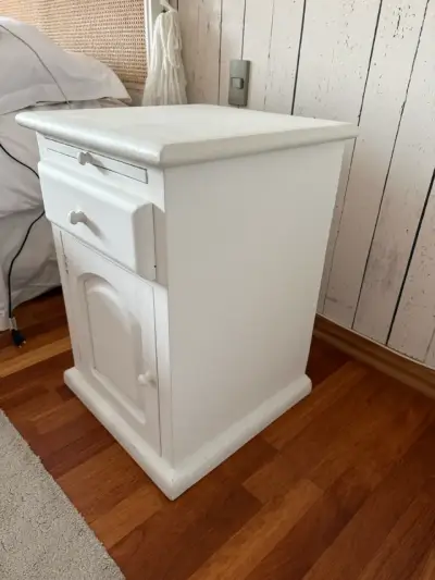 Velador blanco de madera con cajón y puerta - miniatura 2