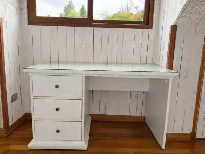 Escritorio blanco con cubierta de vidrio - miniatura 1
