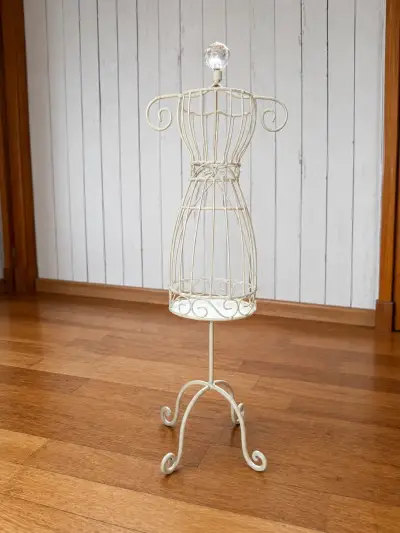 Maniquí colgador de joyas. - miniatura 1