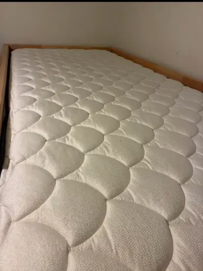 Cama Kura IKEA con colchón Rosen y sábanas - miniatura 4