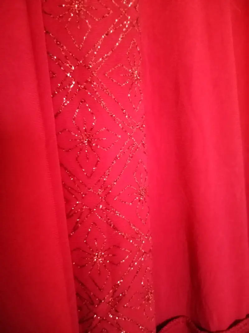 Bata roja con detalles brillantes - 3