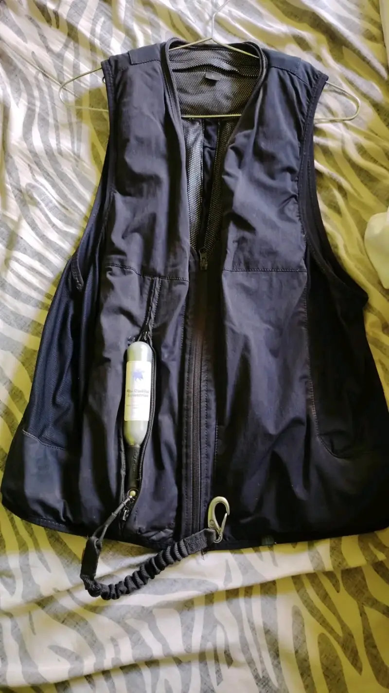 Chaleco airbag negro con botella de CO2 - 1