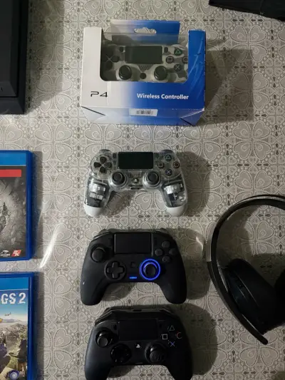 PS4 500GB + 6 Juegos + Audífonos + Controles - miniatura 2