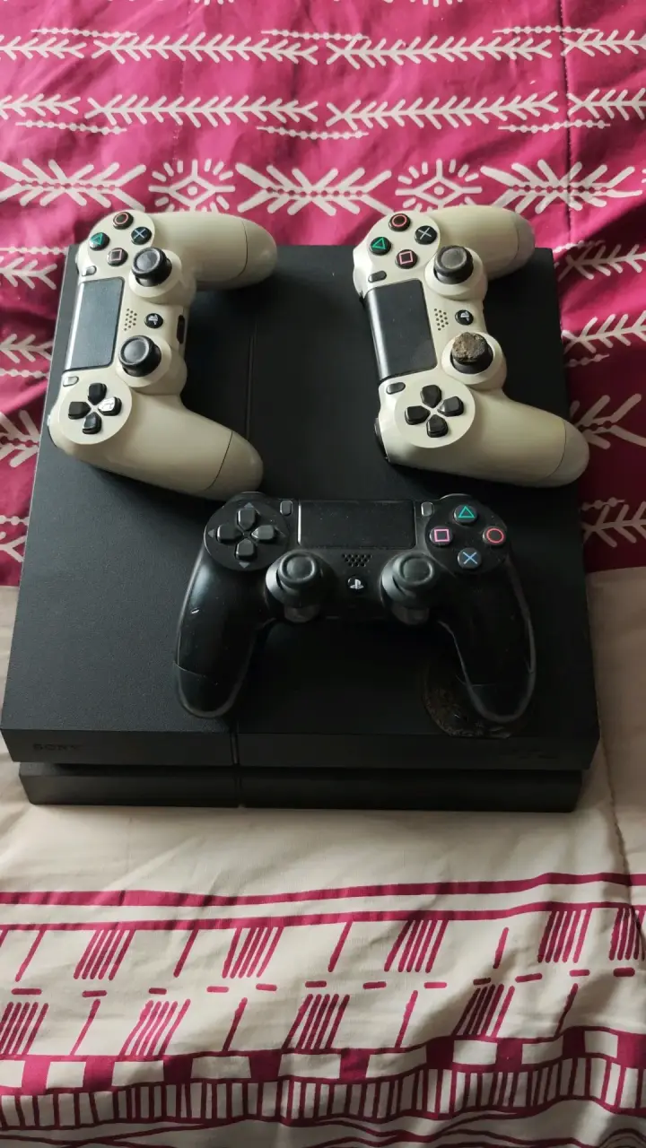 Consola PS4 con tres controles DualShock