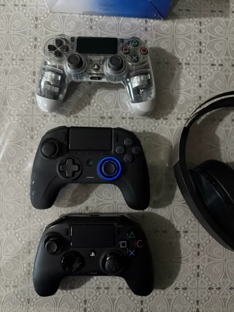 PS4 500GB + 6 Juegos + Audífonos + Controles - 4