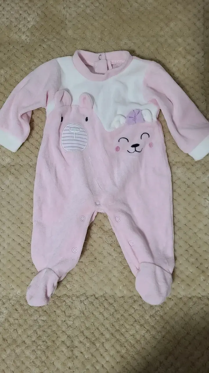 Enterito de bebé rosado con diseño de oso