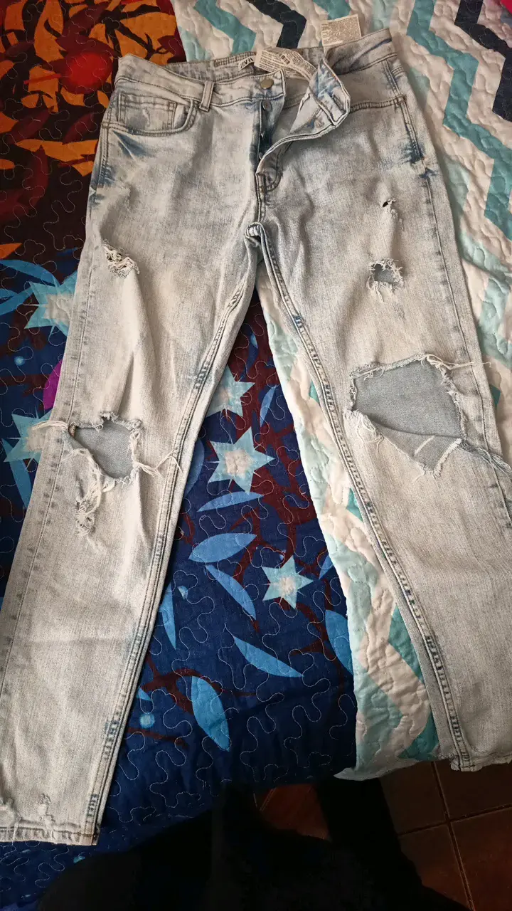 Jeans Zara desgastados de mezclilla clara - 1