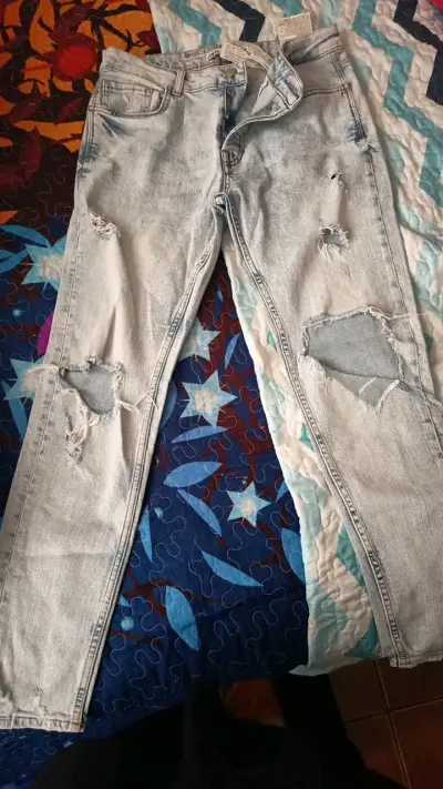 Jeans Zara desgastados de mezclilla clara - miniatura 1