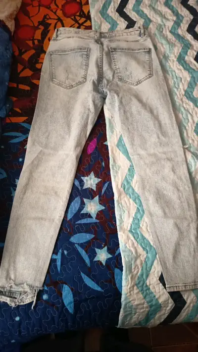 Jeans Zara desgastados de mezclilla clara - miniatura 2