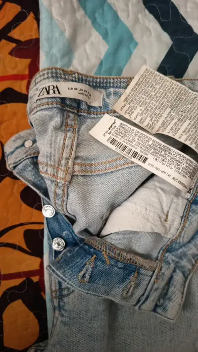 Jeans Zara desgastados de mezclilla clara - miniatura 3