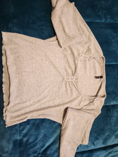 Polera manga larga gris con botones - miniatura 1