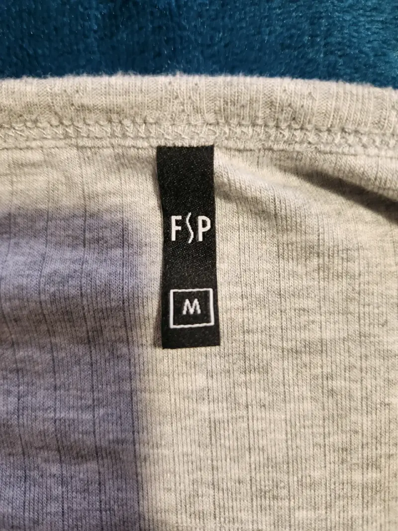 Polera manga larga gris con botones - 2