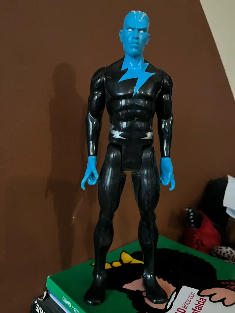 Figura de acción superhéroe azul y negro - 1