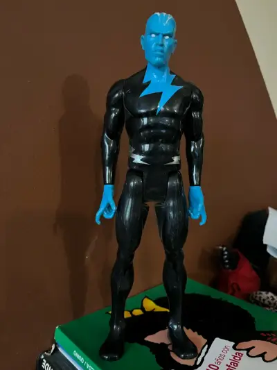 Figura de acción superhéroe azul y negro - miniatura 1