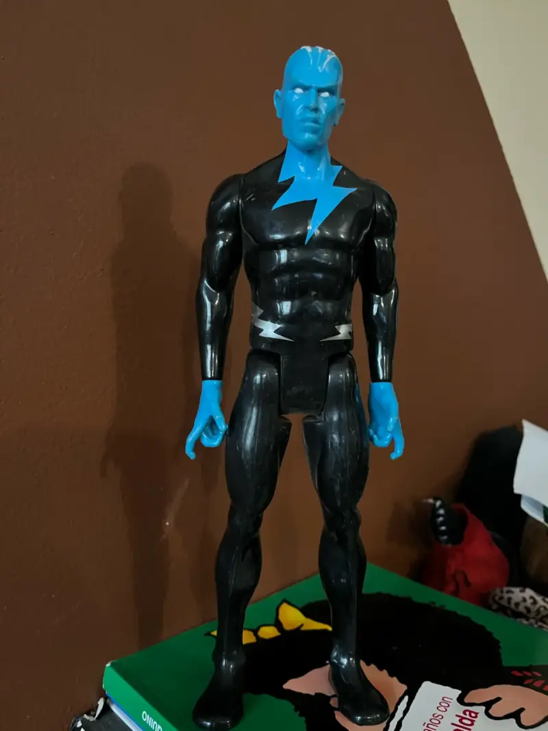 Figura de acción superhéroe azul y negro - 2