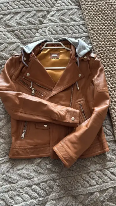 Chaqueta de cuero marrón con capucha desmontable - miniatura 2