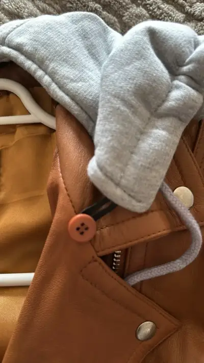 Chaqueta de cuero marrón con capucha desmontable - miniatura 4