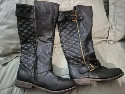 Botas negras de cuero con cierre y hebilla - miniatura 1