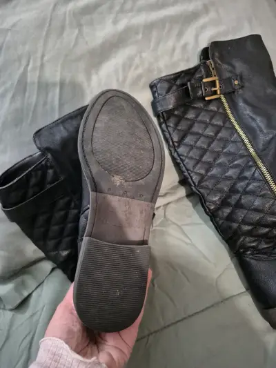 Botas negras de cuero con cierre y hebilla - miniatura 2