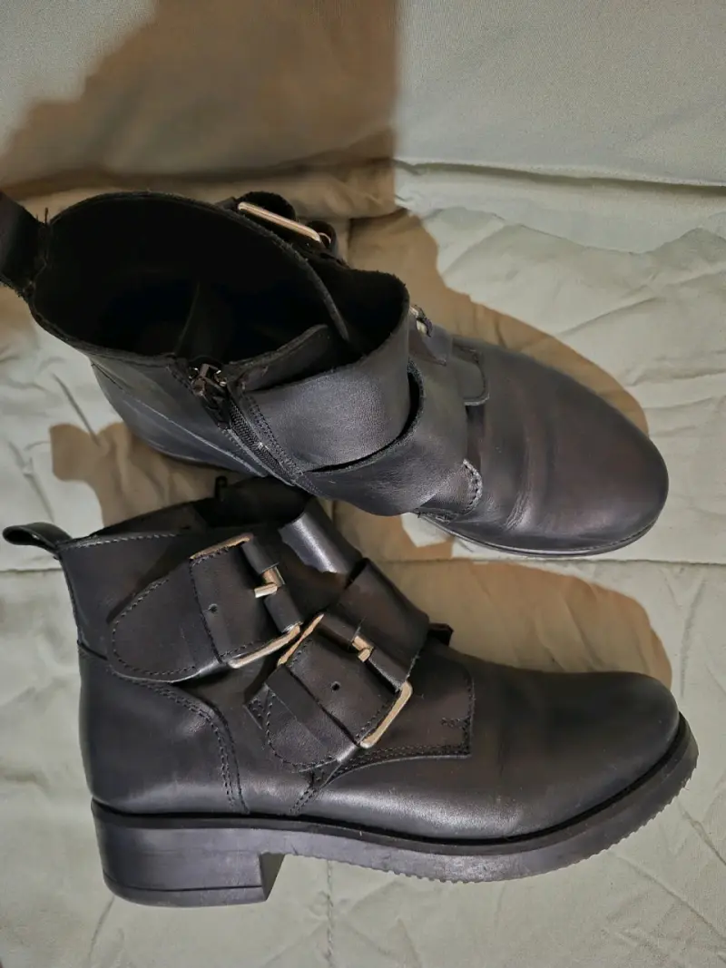 Botines de cuero negro con hebillas - 1