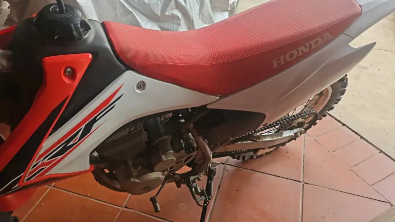 Moto Honda CRF 230 con asiento rojo - 1