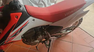 Moto Honda CRF 230 con asiento rojo - miniatura 1