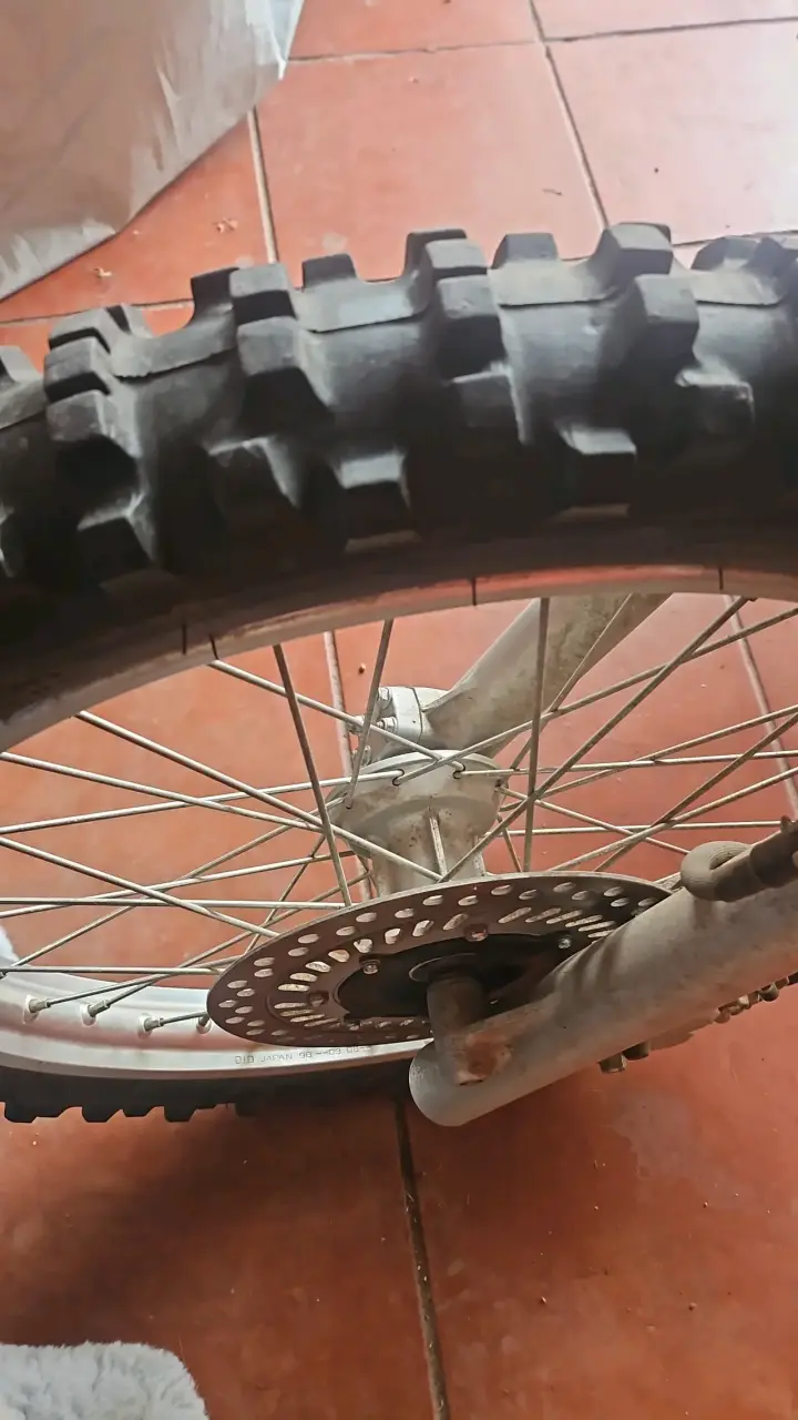 Moto Honda CRF 230 con asiento rojo - 2