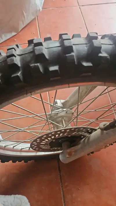 Moto Honda CRF 230 con asiento rojo - miniatura 2