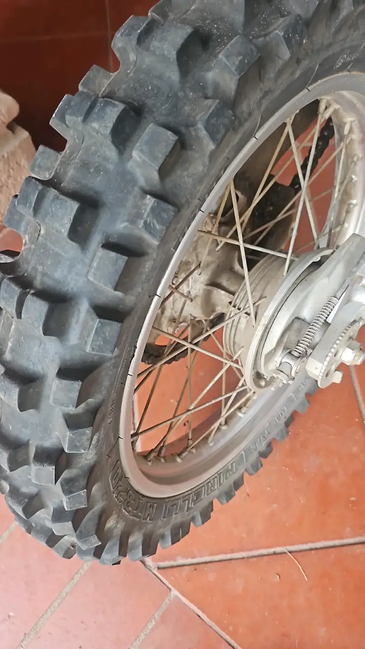 Moto Honda CRF 230 con asiento rojo - 4