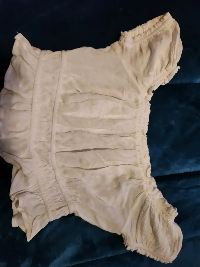 Blusa blanca de manga corta con volantes - 1