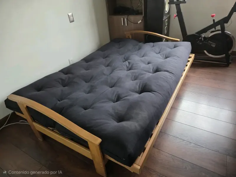 Sofá cama futón de madera y tela negra - 1