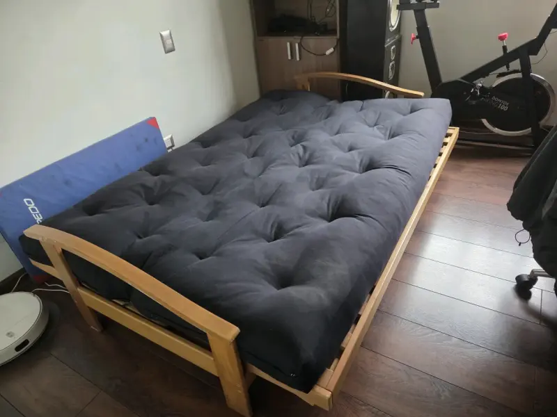 Sofá cama futón de madera y tela negra - 3