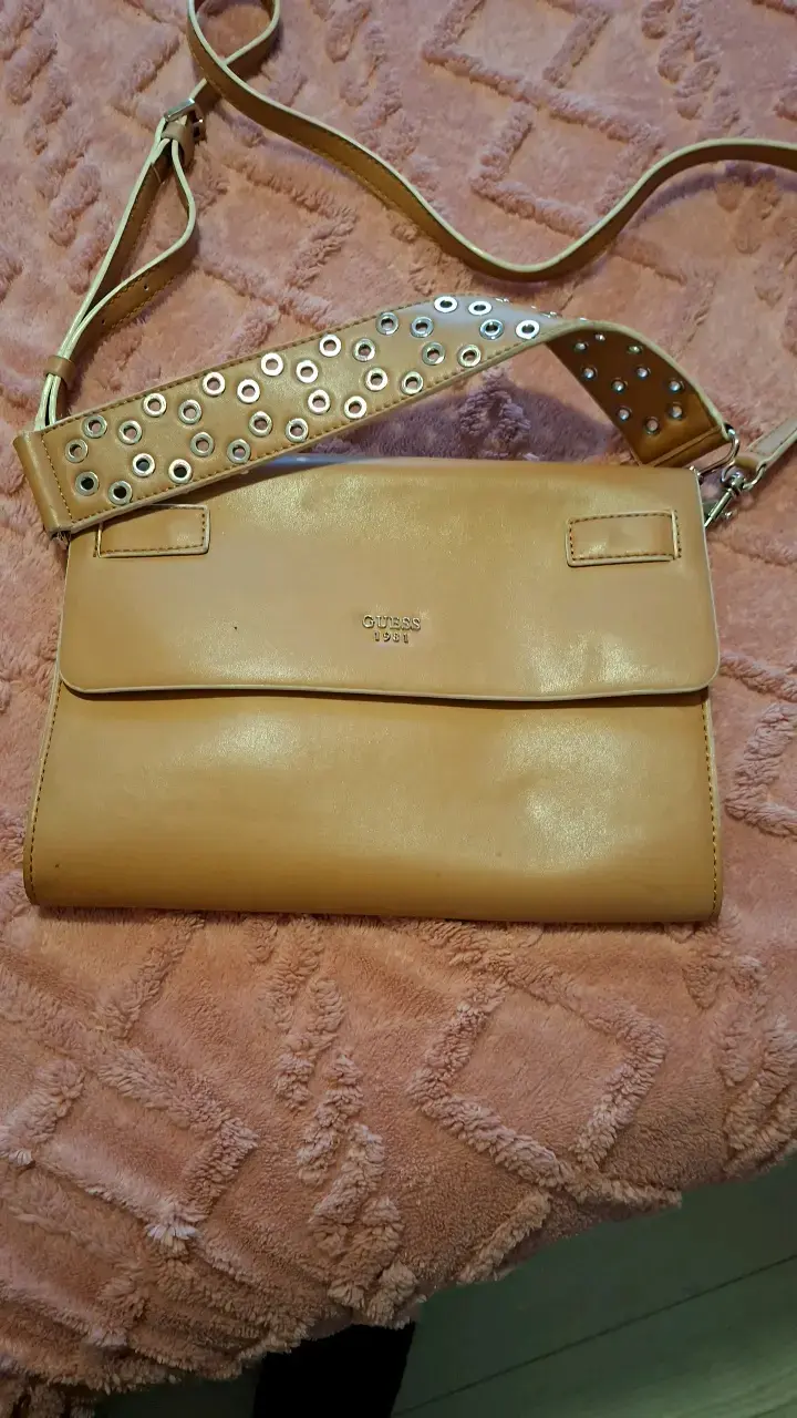 Cartera Guess beige con correa ajustable