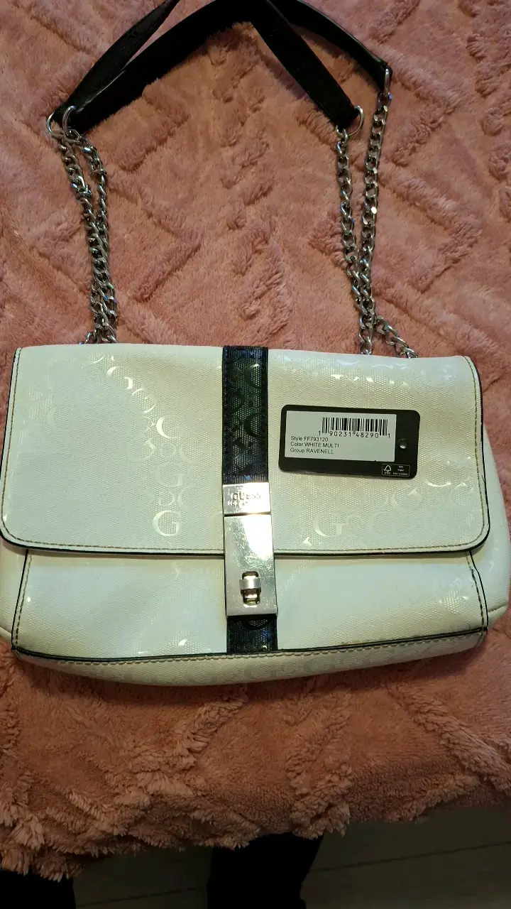 Cartera Guess blanca con cadena metálica