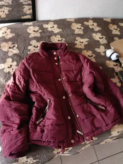 Chaqueta acolchada burdeos para mujer - miniatura 1