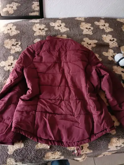 Chaqueta acolchada burdeos para mujer - miniatura 2