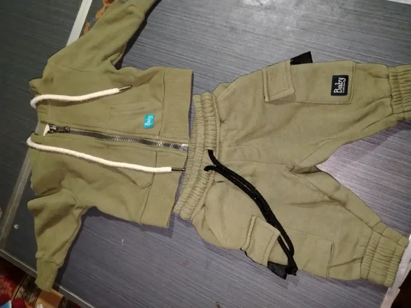 Conjunto de ropa para bebé verde con capucha