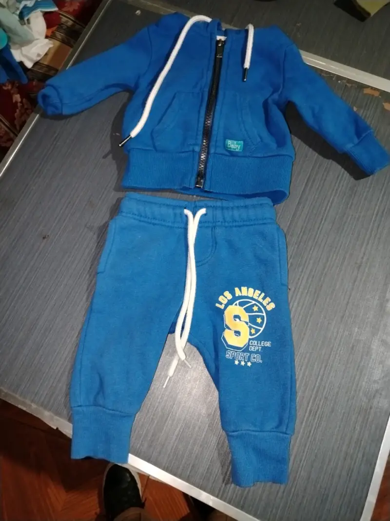 Conjunto deportivo bebé azul con capucha