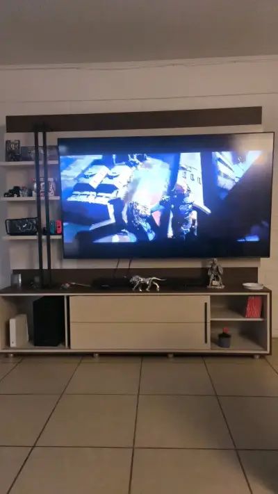 Televisor LED de pantalla plana grande - miniatura 1