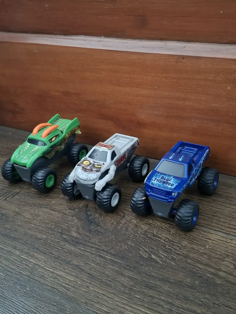 Set de 3 camiones monster trucks de juguete - 1
