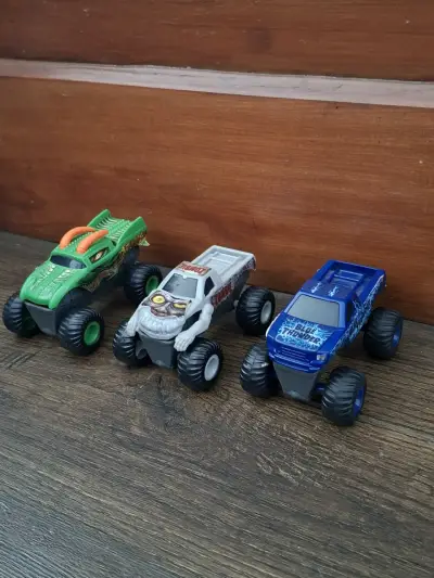 Set de 3 camiones monster trucks de juguete - miniatura 1