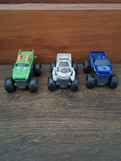 Set de 3 camiones monster trucks de juguete - miniatura 2