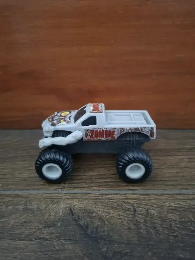 Set de 3 camiones monster trucks de juguete - miniatura 4