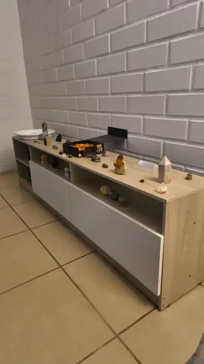 Mueble de TV moderno con estantes - miniatura 1